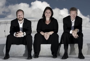 Grieg_Trio_Operaen_2008_sitting_skies.jpg