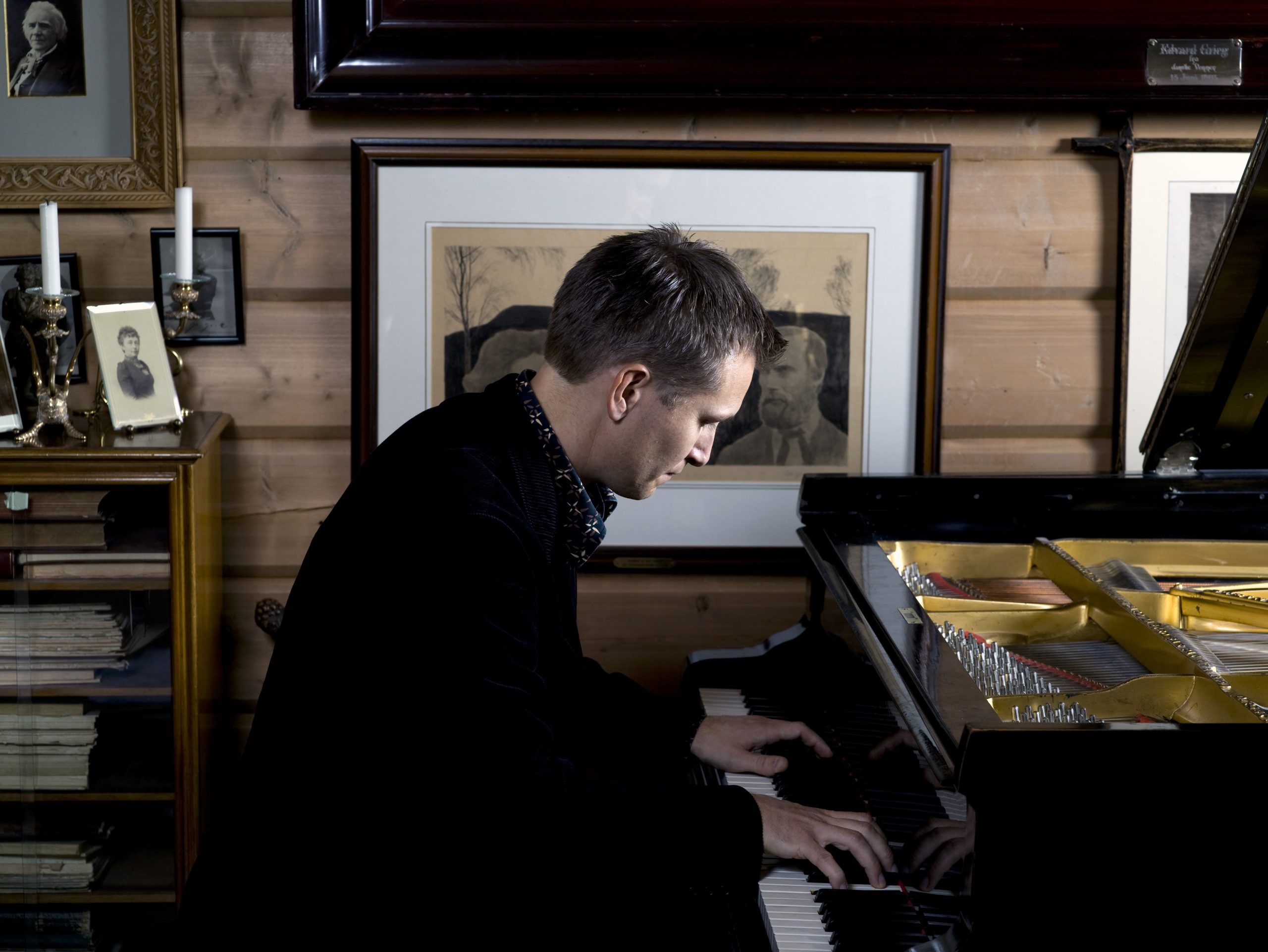Sigurd_Slattebrekk_playing_at_Troldhaugen_Photo_Thor_Brodreskift.jpg
